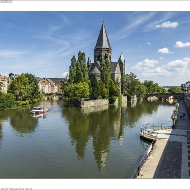 Đền Trình Ngũ Nhạc Linh Từ nằm bên suối Yến, nơi trình lễ trước khi vào chùa