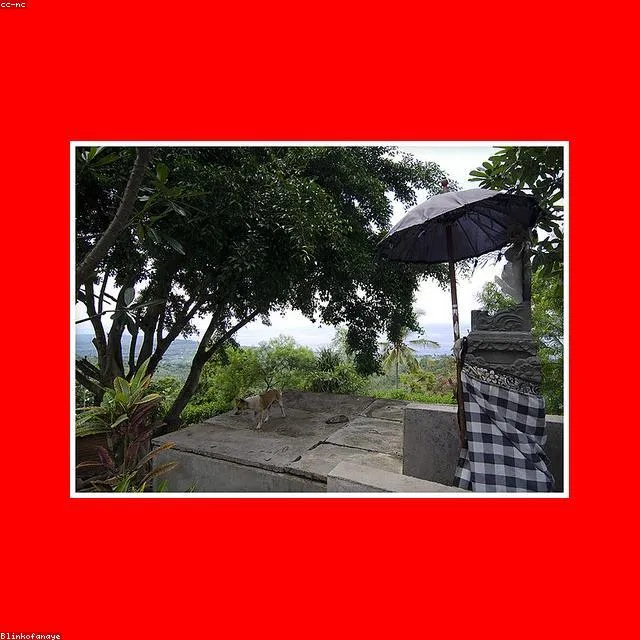 Chùa Giải Oan nằm lưng chừng núi với giếng nước Thanh Trì trong vắt