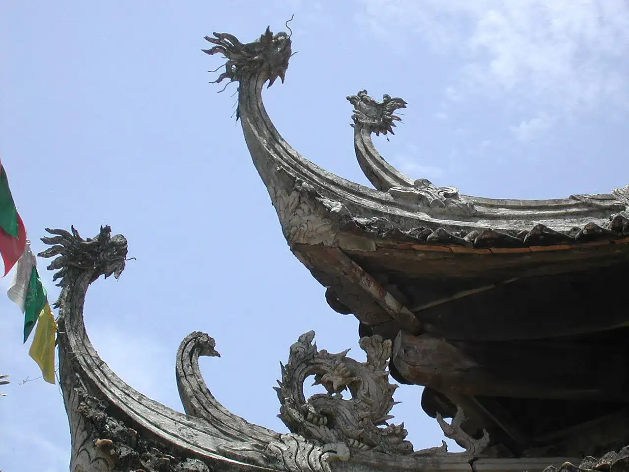 Toàn cảnh quần thể Chùa Hương - mái ngói cổ kính giữa núi rừng