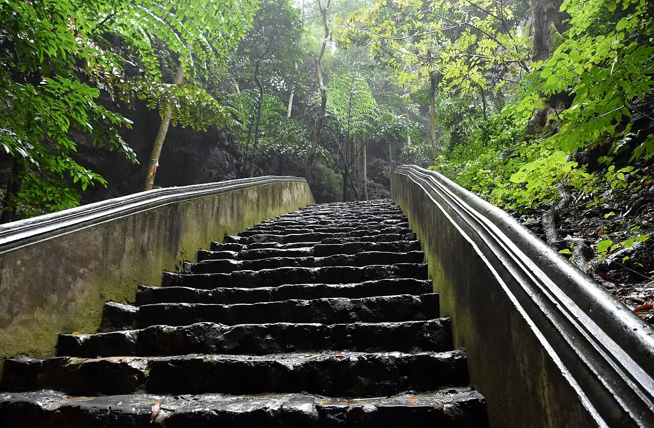 Cửa vào Động Hương Tích, được mệnh danh Nam Thiên Đệ Nhất Động