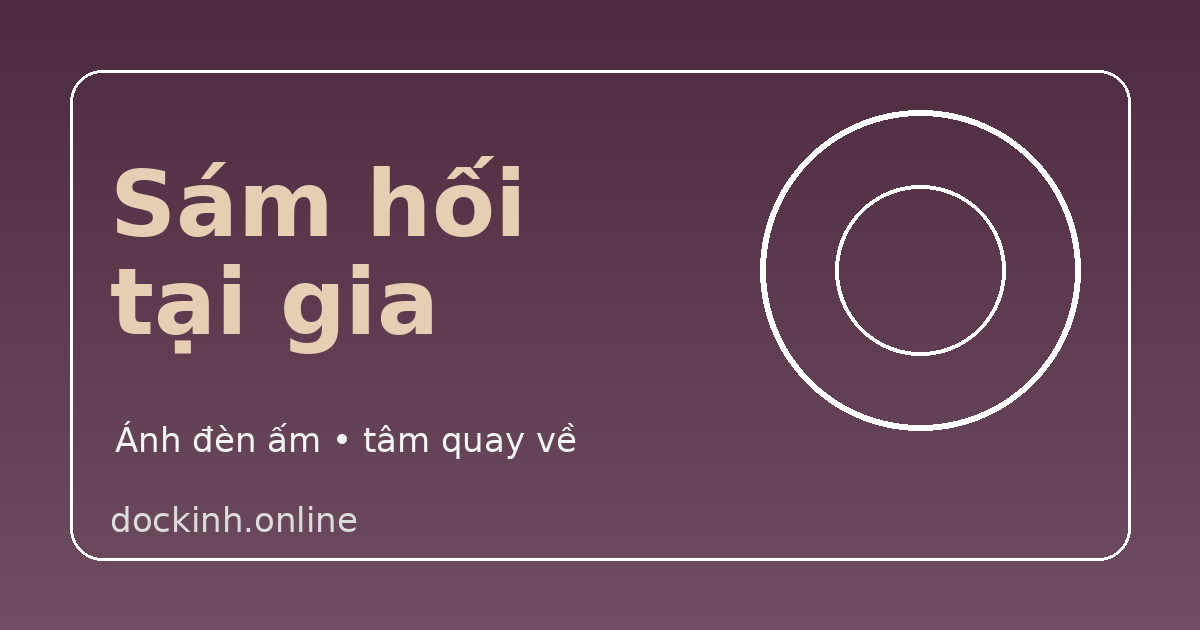 Người Phật tử tại gia chắp tay sám hối trước bàn Phật nhỏ với ánh đèn ấm và không gian thanh tịnh buổi tối
